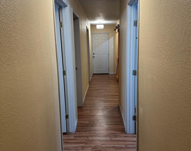 1916 Las Palmas Drive - Photo Thumbnail 10