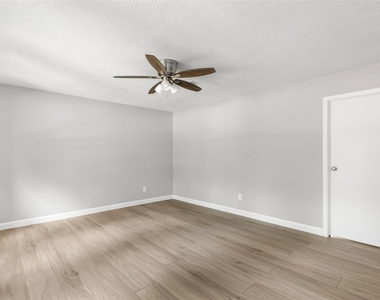 2108 W Lacey Oak Circle - Photo Thumbnail 12