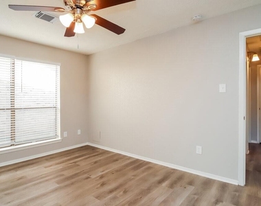 5014 Meadow Crest Street - Photo Thumbnail 8