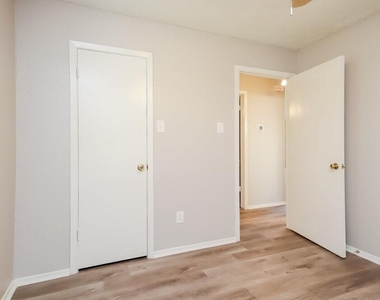 5014 Meadow Crest Street - Photo Thumbnail 10