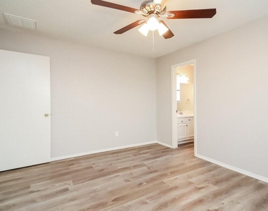 5014 Meadow Crest Street - Photo Thumbnail 6