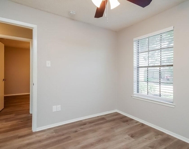 5014 Meadow Crest Street - Photo Thumbnail 9