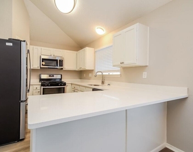 5014 Meadow Crest Street - Photo Thumbnail 4