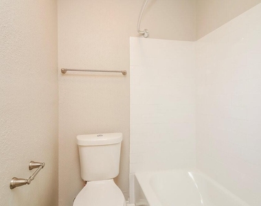 5014 Meadow Crest Street - Photo Thumbnail 12