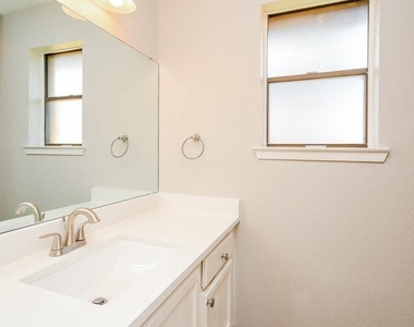 5014 Meadow Crest Street - Photo Thumbnail 11