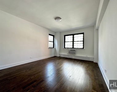 East 69 Street - Photo Thumbnail 4