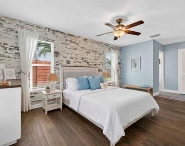 4200 Beach Drive Se - Photo Thumbnail 6