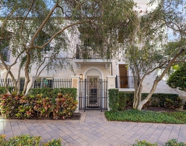 300 Beach Drive Ne - Photo Thumbnail 1