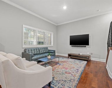 300 Beach Drive Ne - Photo Thumbnail 3