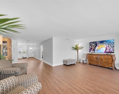 6025 Shore Boulevard S - Photo Thumbnail 9