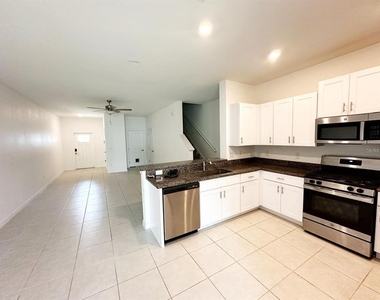 8239 Crescent Oaks Drive - Photo Thumbnail 7