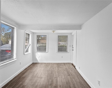 4103 N Howard Avenue - Photo Thumbnail 3