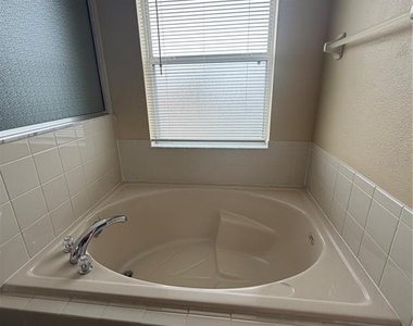 567 Hummingbird Court - Photo Thumbnail 14