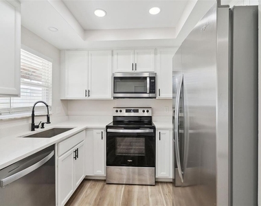 210 E Palm Street - Photo Thumbnail 7