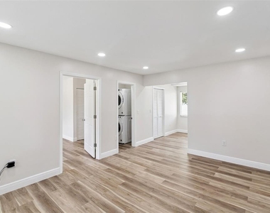 210 E Palm Street - Photo Thumbnail 5