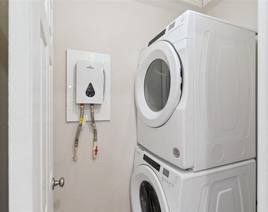 210 E Palm Street - Photo Thumbnail 15