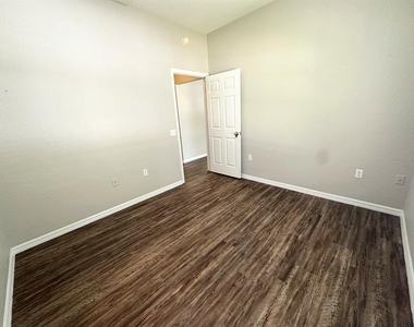 1005 Eagle Pond Drive - Photo Thumbnail 6