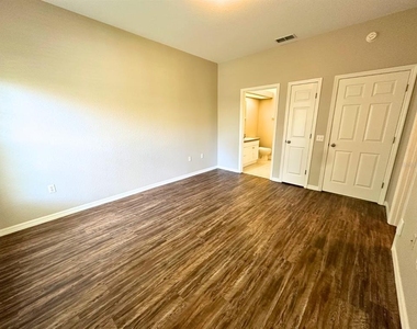 1005 Eagle Pond Drive - Photo Thumbnail 12