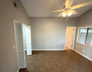2201 Grasmere Drive - Photo Thumbnail 5