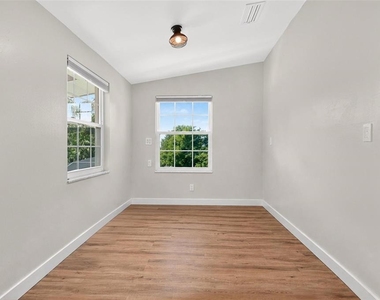 1099 Grove Avenue - Photo Thumbnail 39