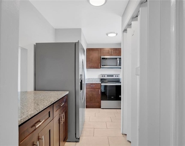 4100 Pershing Pointe Place - Photo Thumbnail 9