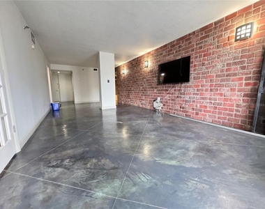 400 E Colonial Drive - Photo Thumbnail 6