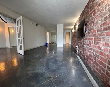 400 E Colonial Drive - Photo Thumbnail 5