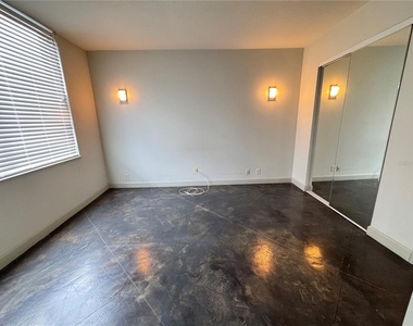 400 E Colonial Drive - Photo Thumbnail 8