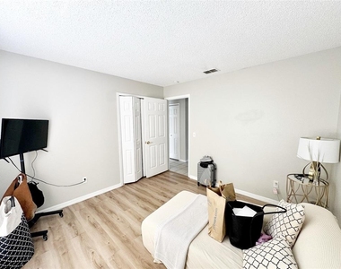 1509 Indian Oaks Trl - Photo Thumbnail 19