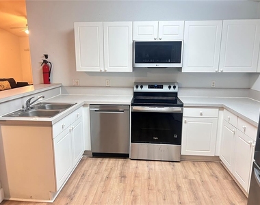 8825 Grand Palms Circle - Photo Thumbnail 4