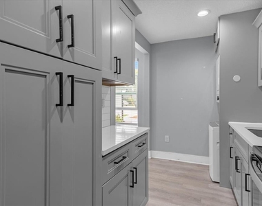 4521 Edgewater Drive - Photo Thumbnail 7