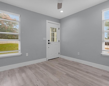 4521 Edgewater Drive - Photo Thumbnail 3