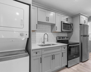 4521 Edgewater Drive - Photo Thumbnail 5