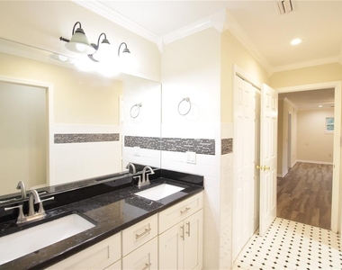 10907 Sw 24th Avenue - Photo Thumbnail 5