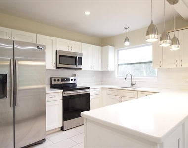 10907 Sw 24th Avenue - Photo Thumbnail 2