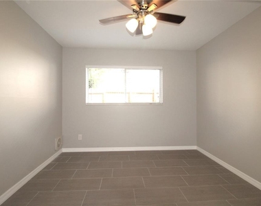 3001 Bee Ridge Road - Photo Thumbnail 5