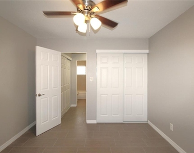 3001 Bee Ridge Road - Photo Thumbnail 6