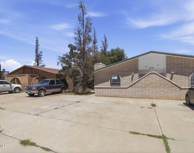 2918 E Glen Drive - Photo Thumbnail 2
