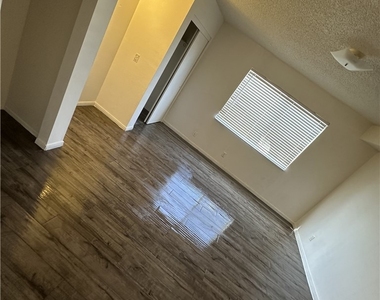5808 Bromley Avenue - Photo Thumbnail 3