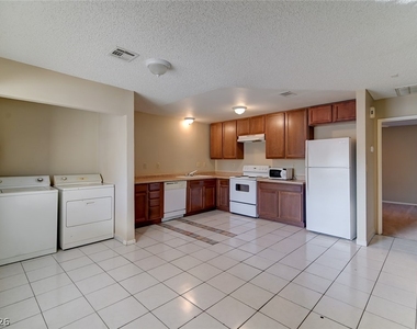 824 Hedge Way - Photo Thumbnail 9