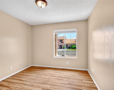 933 Derringer Lane - Photo Thumbnail 14
