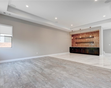 86 Pristine Glen Street - Photo Thumbnail 14