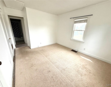 1000 1/2 Van Buren Avenue - Photo Thumbnail 6