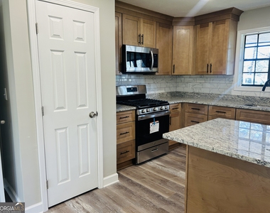 6165 Radford Drive - Photo Thumbnail 8