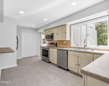 830 Brookside Drive - Photo Thumbnail 6
