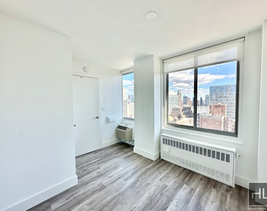 Second Avenue - Photo Thumbnail 1