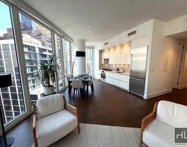 East 44th Street - Photo Thumbnail 3