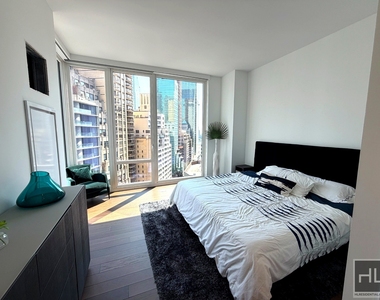 East 44th Street - Photo Thumbnail 6
