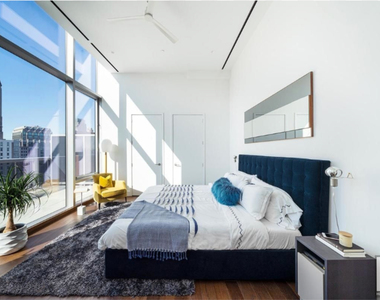 East 44th Street - Photo Thumbnail 2