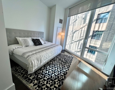 East 44th Street - Photo Thumbnail 4